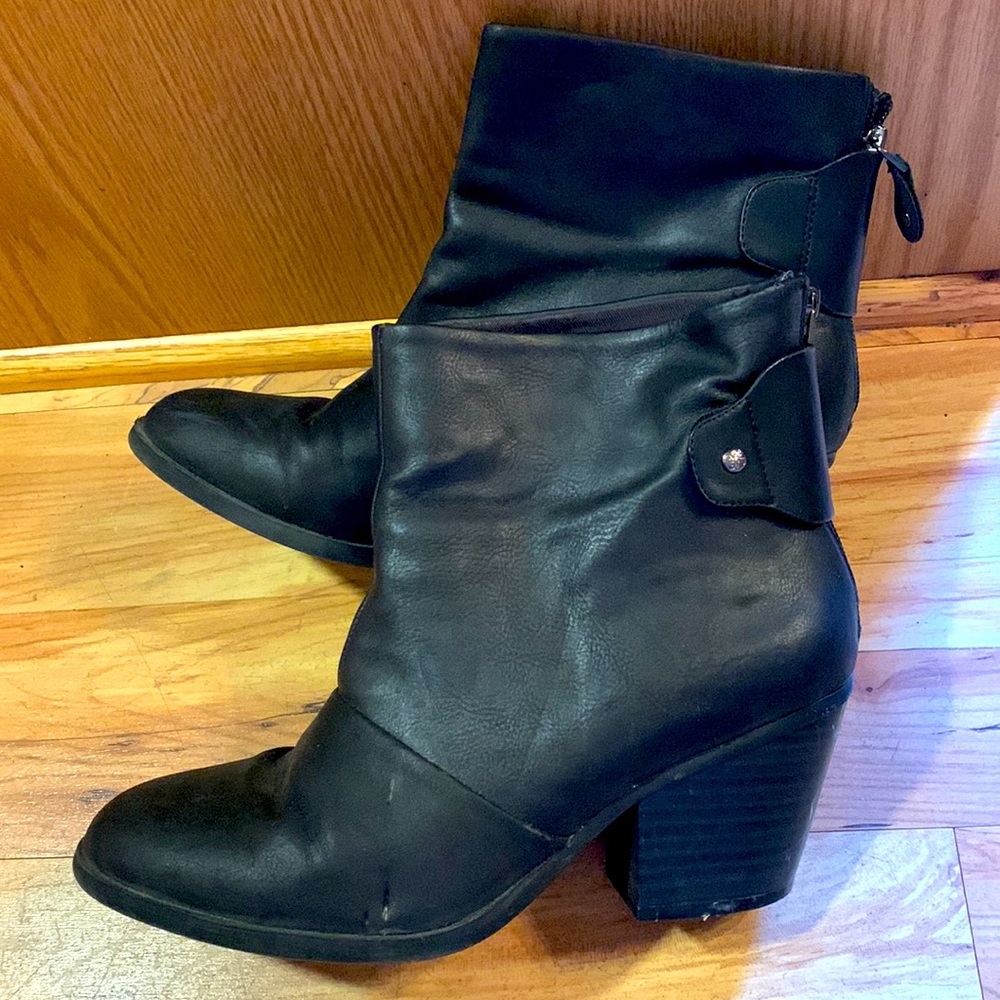 Simply Vera Wang Randie 8-1/2 ankle boots 3” black rear zip tab booties EUC